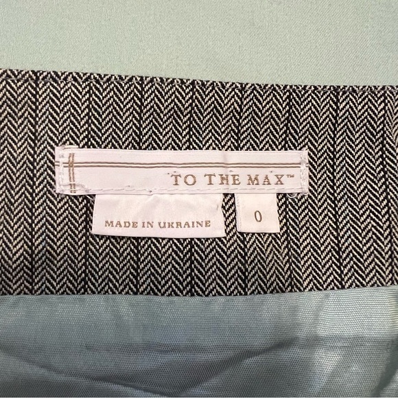 To the Max Skirt Pleated Trumpet Hem Herringbone Black White 0 - Picture 8 of 9
